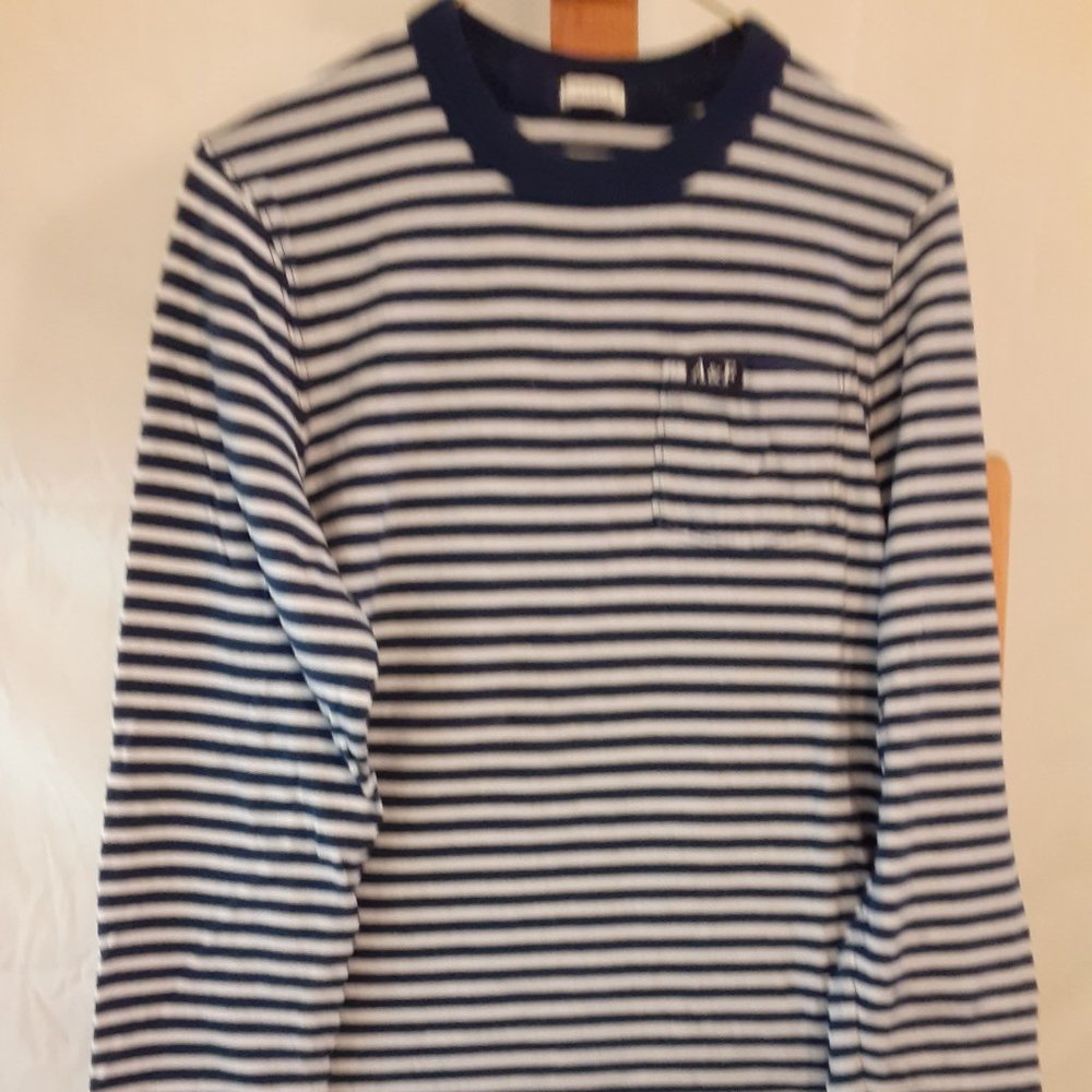 COPY - Abercrombie & Fitch long sleeve pocket tee